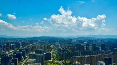 浙江杭州滨江的快速路和机场公路的城市风光