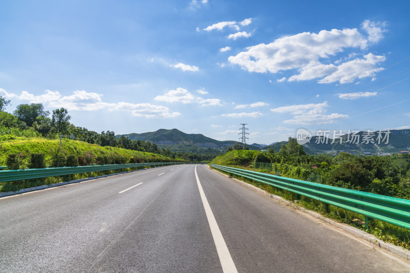 公路蓝天白云风景