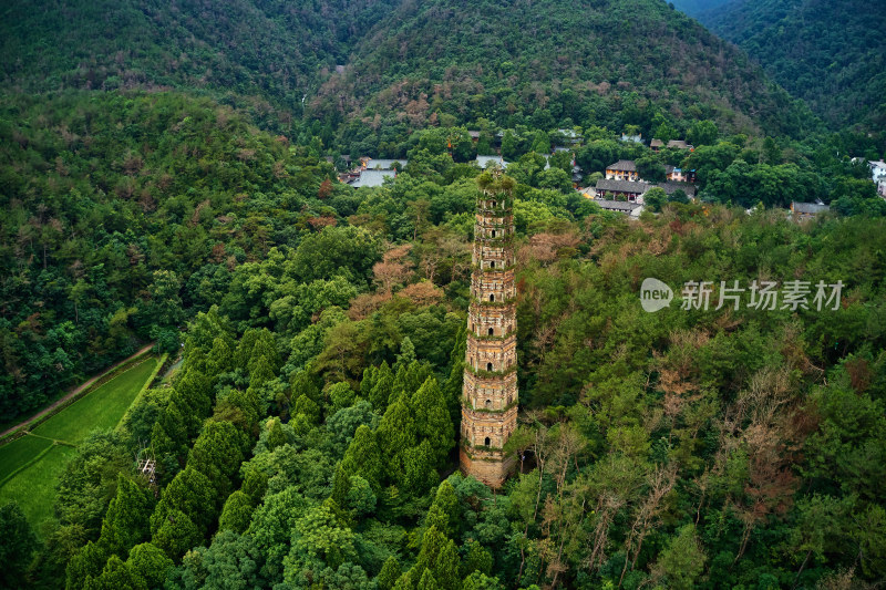 群山环绕的古塔