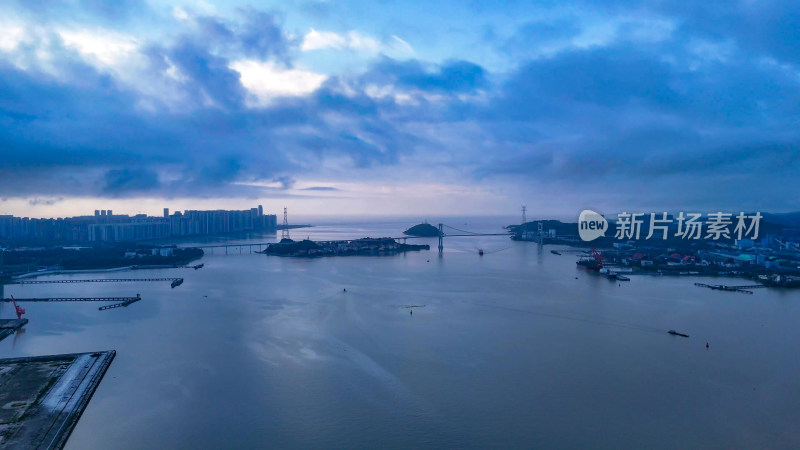 广东汕头妈屿岛旅游区海湾大桥清晨航拍图