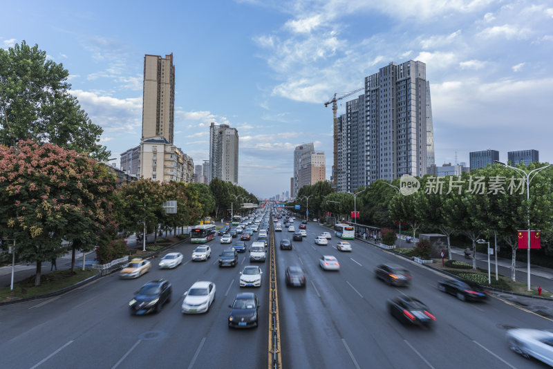 城市道路上车辆川流不息的繁忙景象