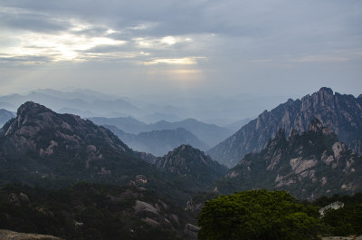 黄山 云隙光辉的山峦 群山日出 峰峦叠嶂