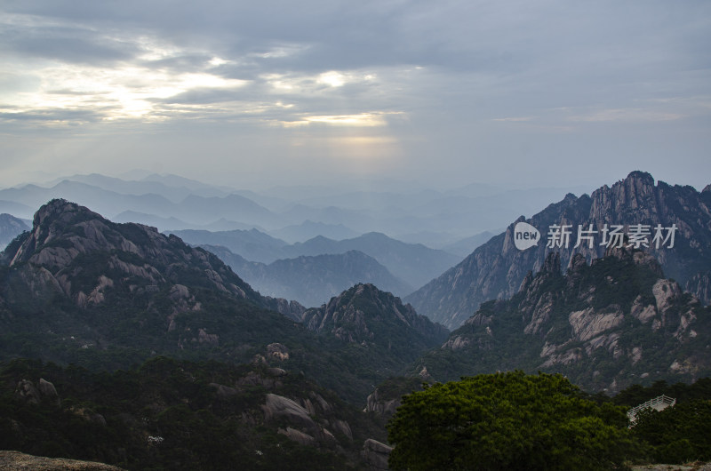 黄山 云隙光辉的山峦 群山日出 峰峦叠嶂