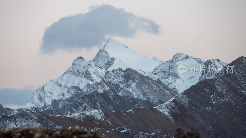 白雪皑皑云雾缭绕的群山在天空中