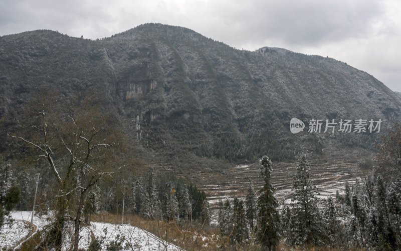 重庆酉阳：绵延青山披白纱