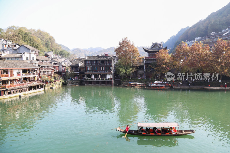 凤凰古城沱江两岸的景色