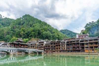 凤凰古城河畔苗族建筑与青山