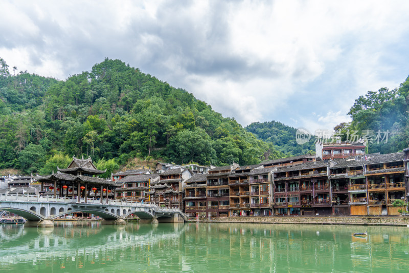 凤凰古城河畔苗族建筑与青山