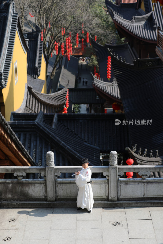 中国杭州上天竺法喜寺穿汉服的中国小男孩