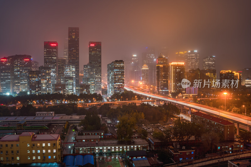 北京暴雨下的城市夜景灯火辉煌的高楼群