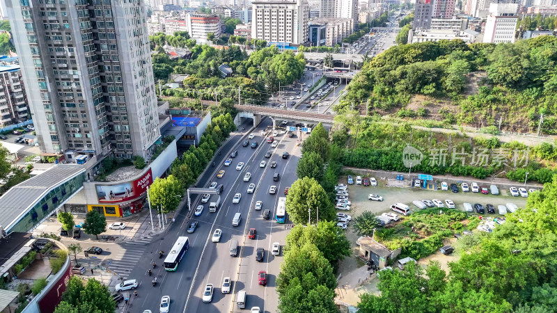 湖北武汉城市交通车流行驶航拍图