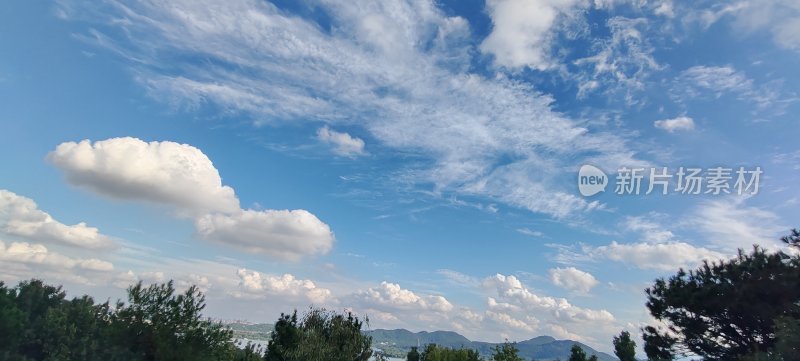 蓝天白云下的山林景色