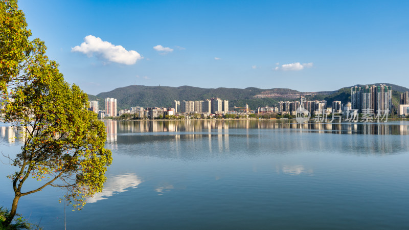 湖北黄石磁湖沿湖路与背后的黄金山脉