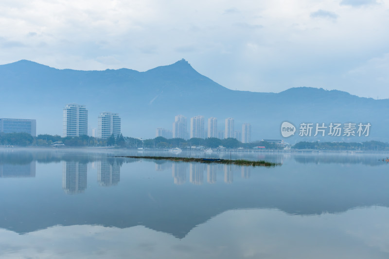 山水间城市建筑倒影景观