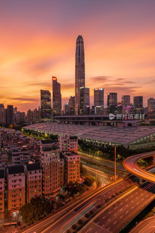 夕阳下的城市建筑群与高速公路景象