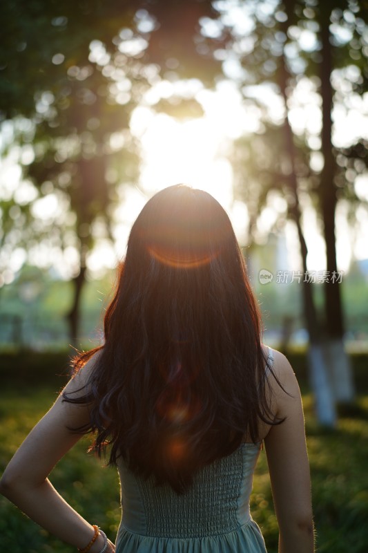 在太阳余晖下的美丽长发女人