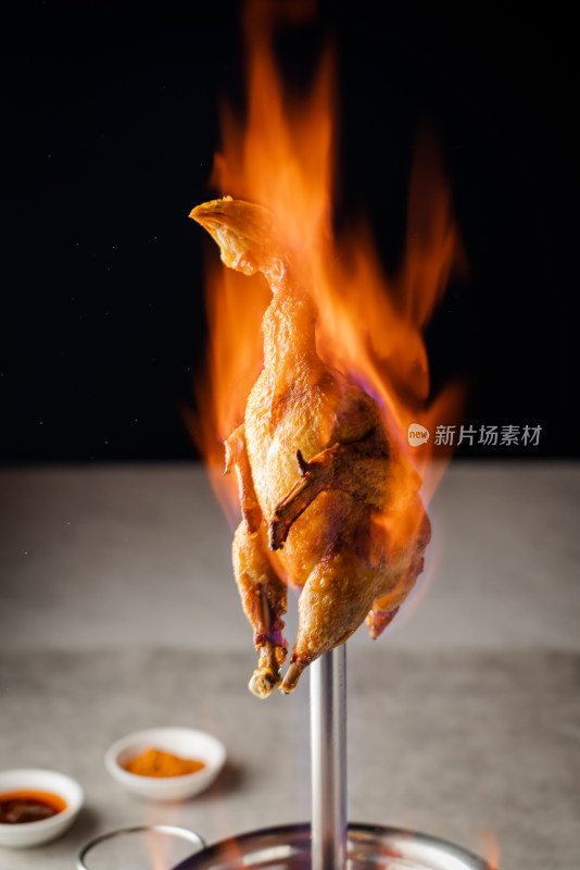 风味特色烤鸡一只表面燃烧的烤鸡