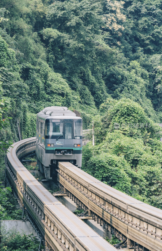 重庆市地铁轨道交通在轨道上行驶