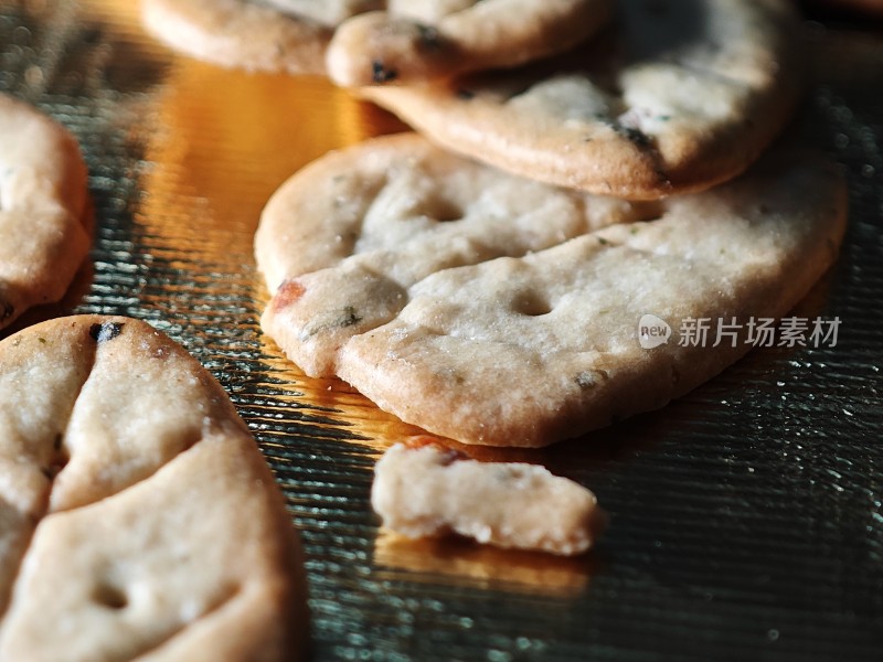 金色背景上放置着的美味饼干