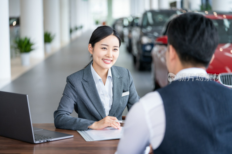 年轻女销售接待客户