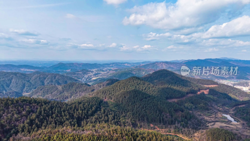 山峦起伏的自然风光全景