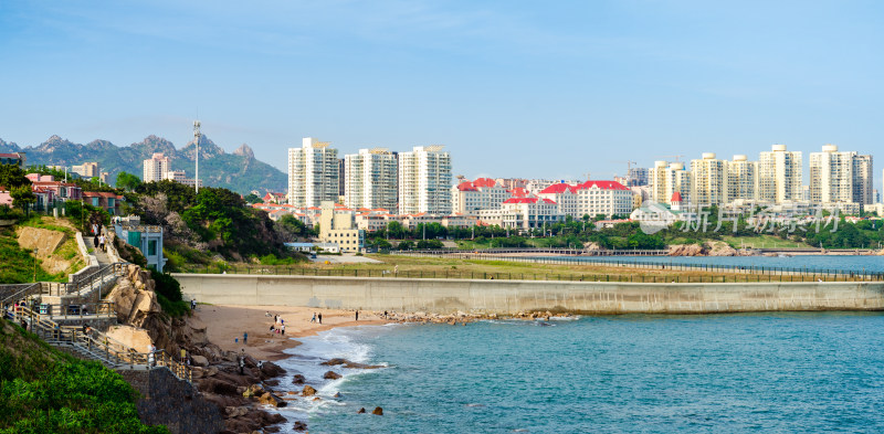 青岛燕儿岛海滨城市风光 海岸边高楼