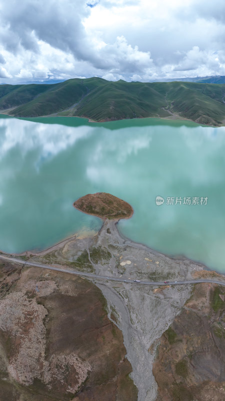 西藏阿里地区浪措绿色湖泊高空航拍