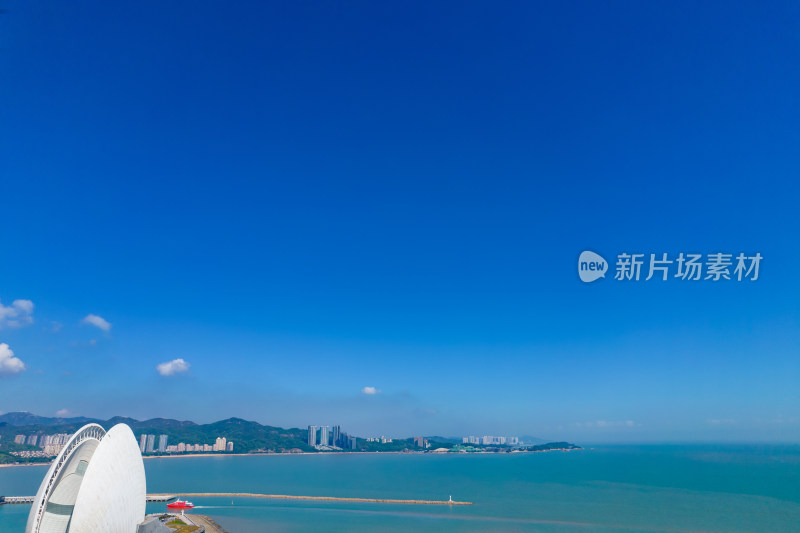 广东珠海日月贝大剧院海边风光航拍摄影图