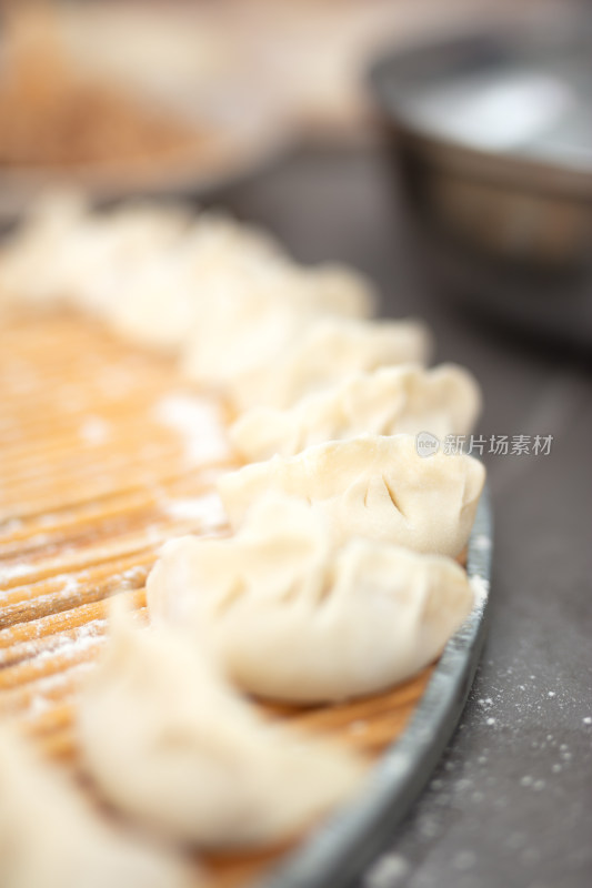 制作好的饺子等待下锅