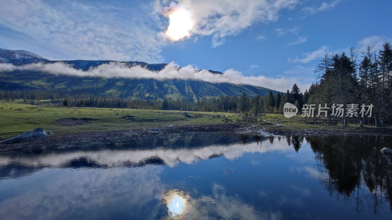 山间湖水映蓝天白云自然美景