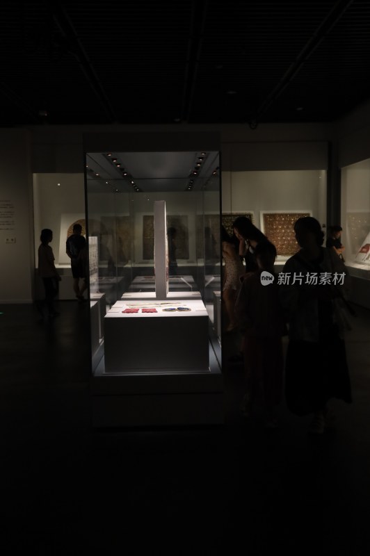 博物馆内游客参观展品