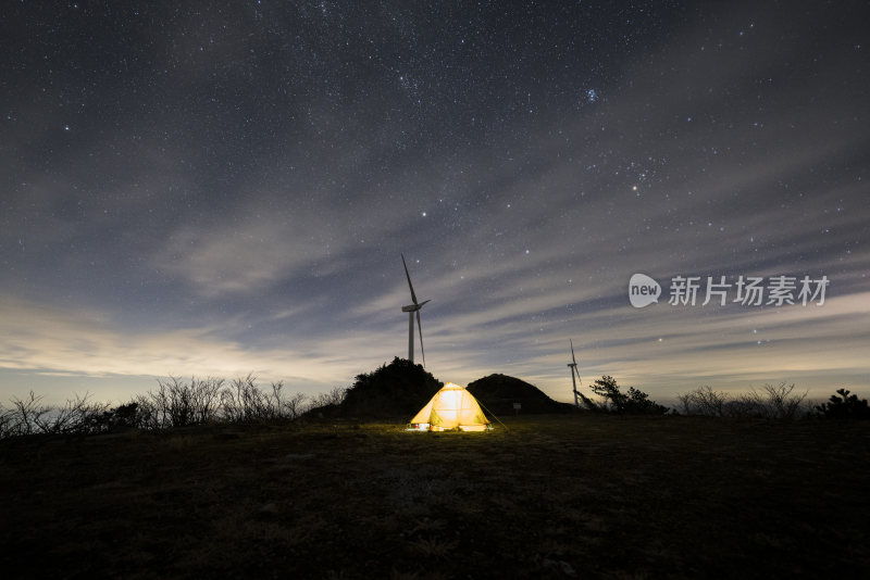 星空下山顶露营帐篷夜景