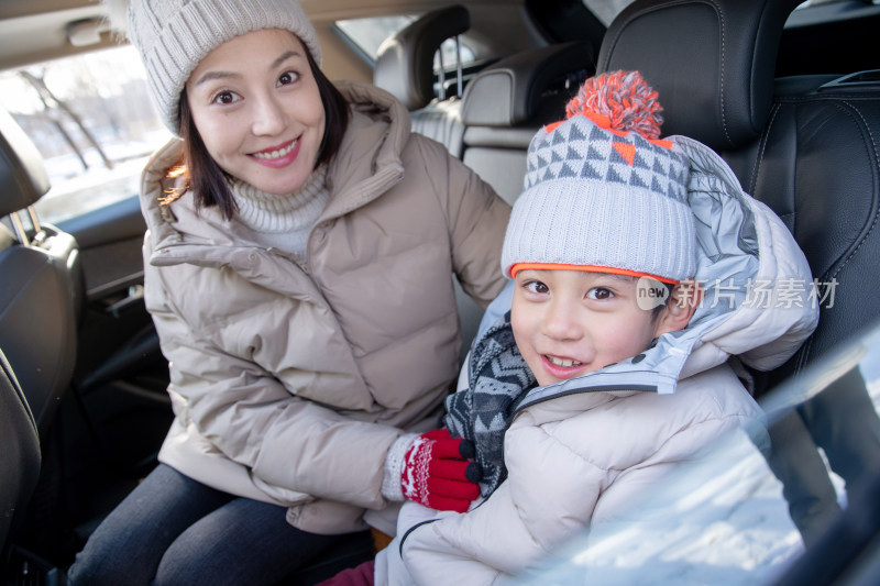 年轻妈妈和孩子坐在汽车里