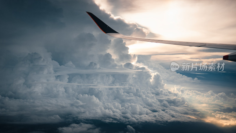 飞机舷窗外的云图