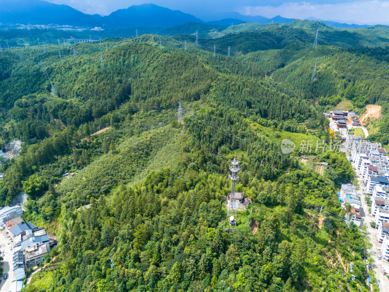 青山绿水城市风光航拍图