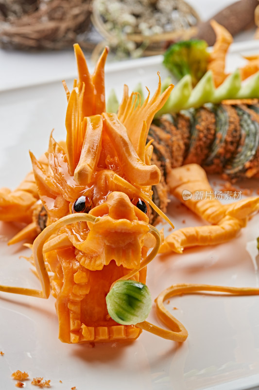 传统中国龙造型雕刻的蟹籽海苔卷