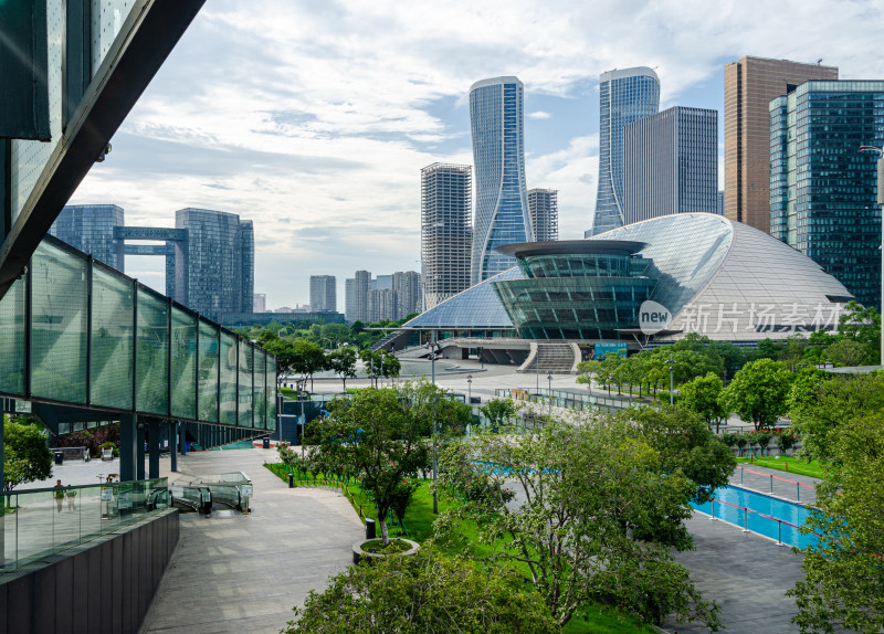 现代都市中的地标性建筑与城市绿化景观