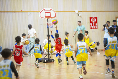 幼儿体育大会中的篮球对战