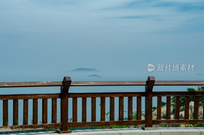 登山凭栏，远望远处的蓝天和海岛