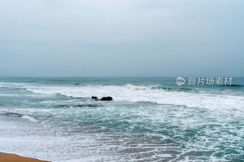 海边海浪拍打沙滩景象