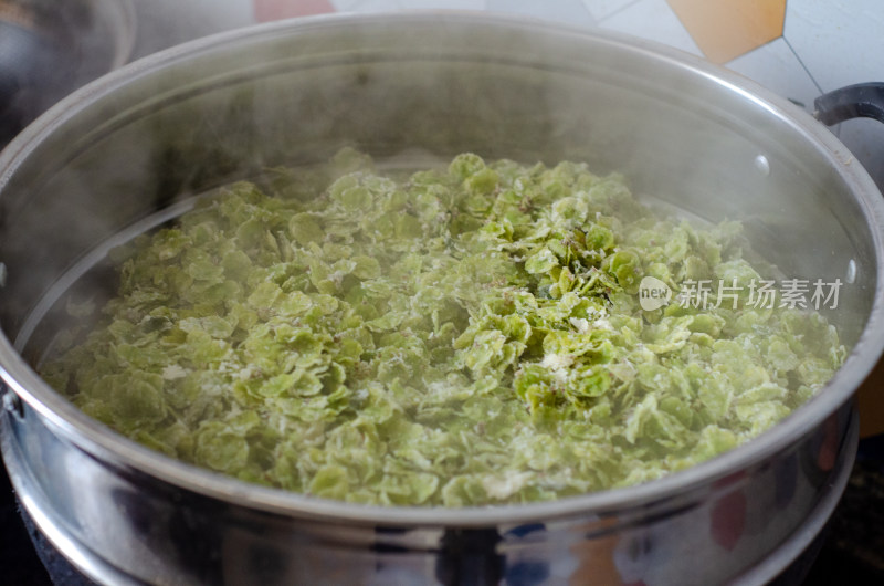 蒸锅蒸制中的农家榆钱麦饭