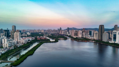 夕阳下福建厦门城市风光航拍图