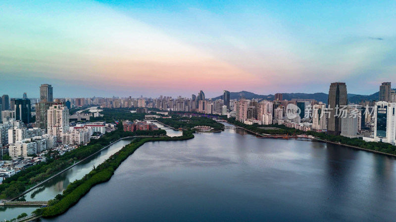 夕阳下福建厦门城市风光航拍图