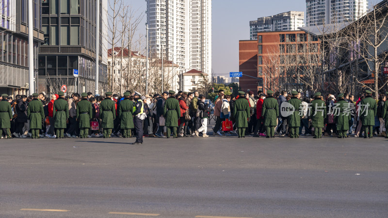 城市街头穿制服人群整齐列队