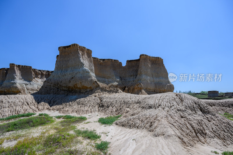 烈日下的山西省大同市土林地貌风光