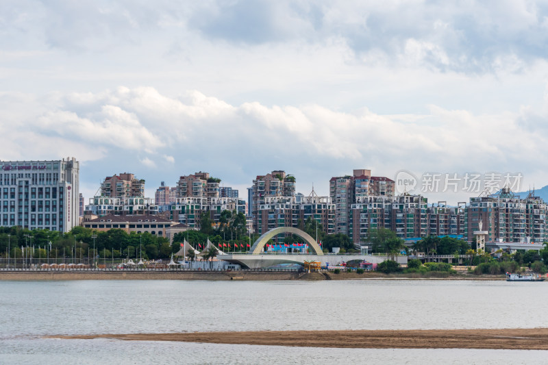 河畔城市建筑群风景