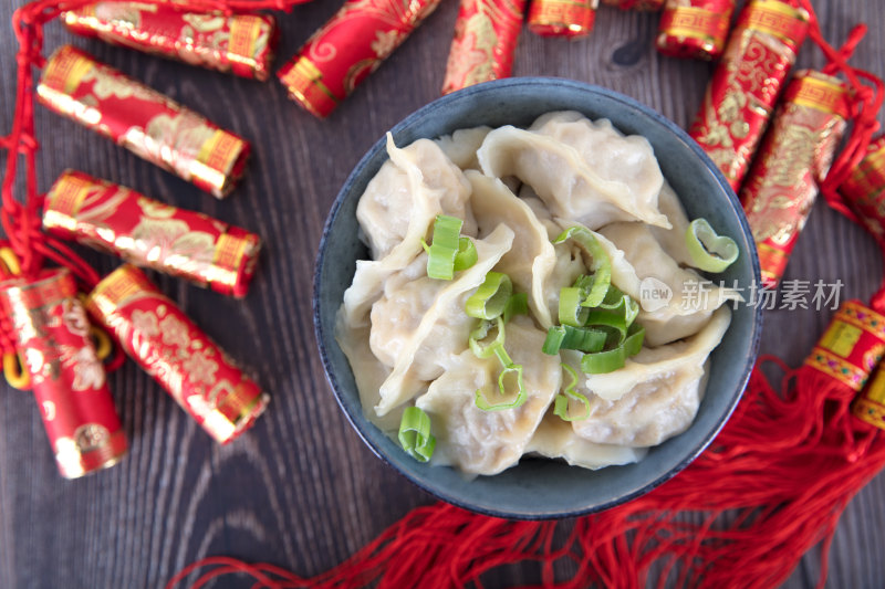 中国节日的饺子和鞭炮挂饰