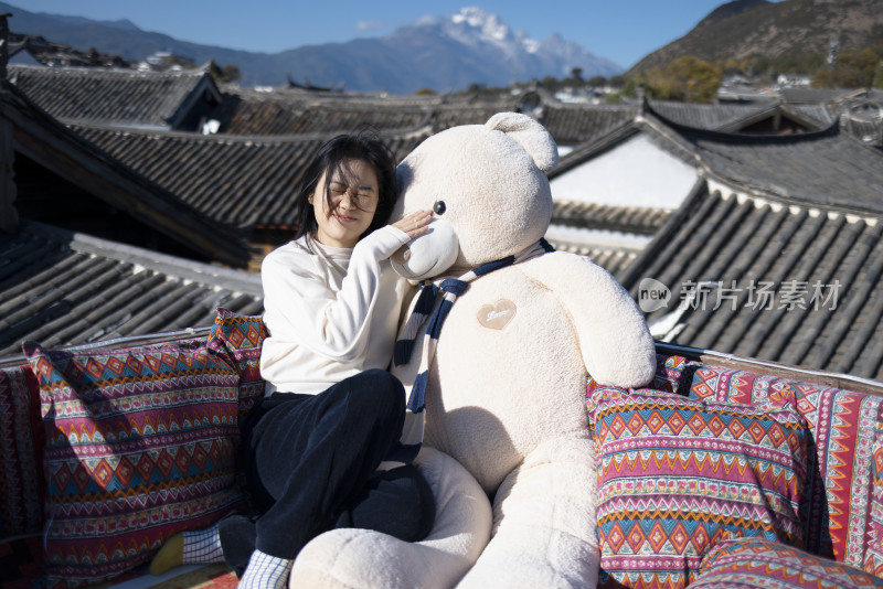 在丽江古城旅行的美女