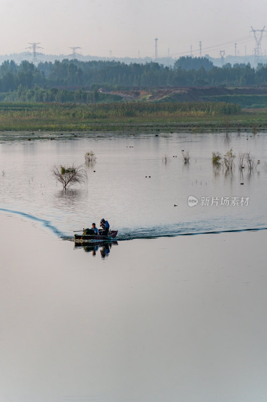 中国邹城孟子湖湖泊湿地渔船自然景观