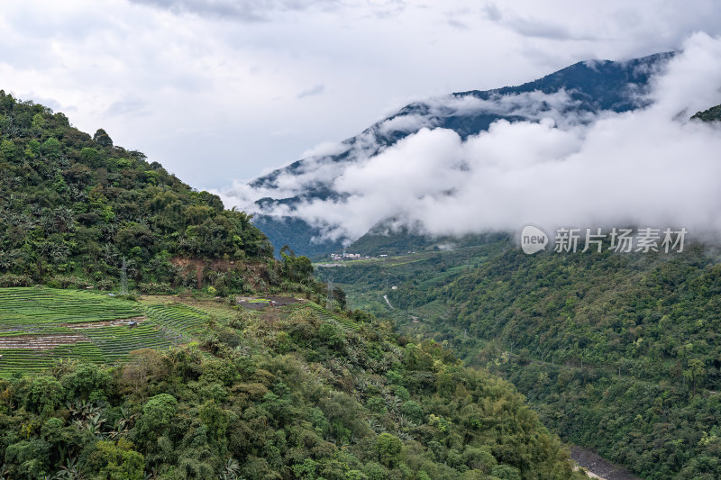 西藏林芝墨脱县莲花圣地云雾缭绕的峡谷河流